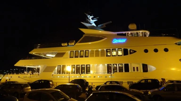 Θαλαμηγός «τέρας» στη Σύρο – Ανήκει σε ζάμπλουτο σεΐχη που κατέφτασε με το… χαρέμι του (βίντεο)